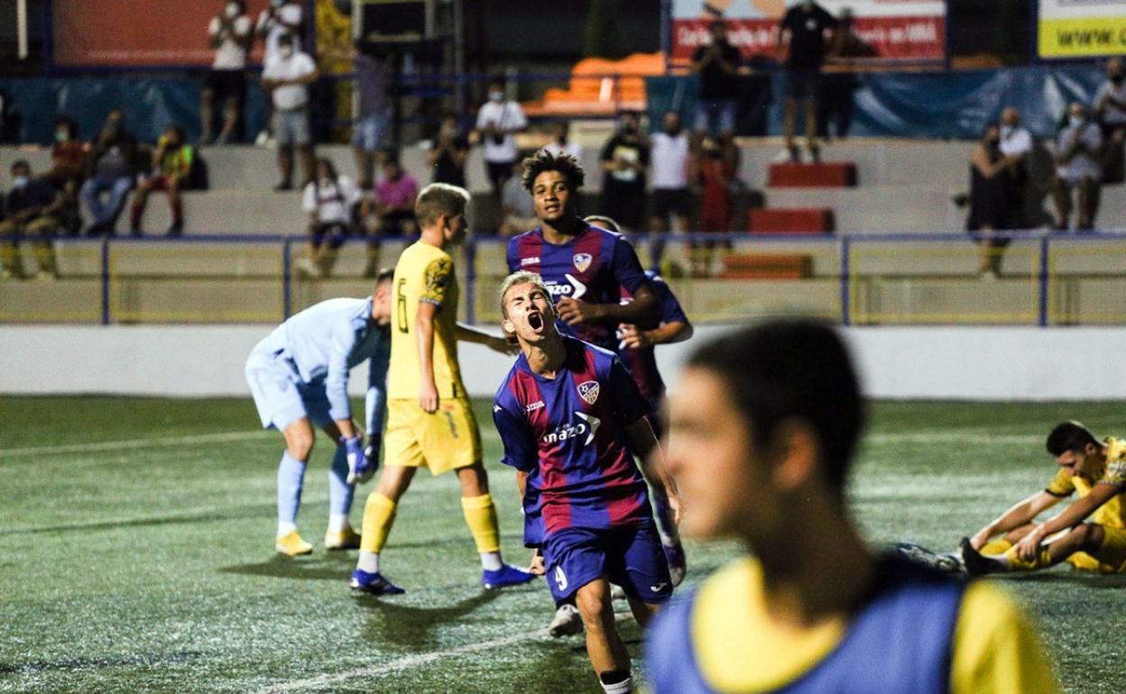 La UD Alzira celebra el gol de la victoria. 