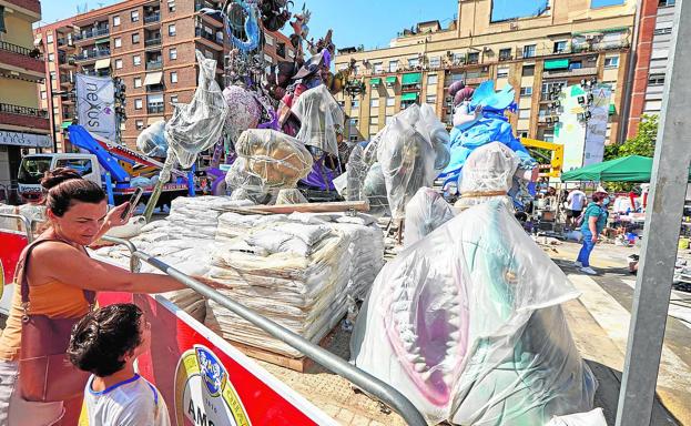 Piezas tapadas en la falla de l'Antiga junto a otras que se quedarán a la intemperie.