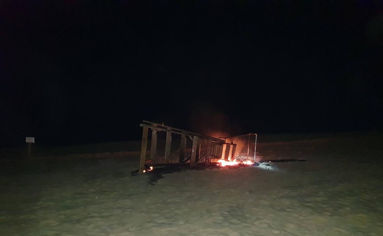 La torre de madera de vigilancia de Les Deveses, en llamas. 