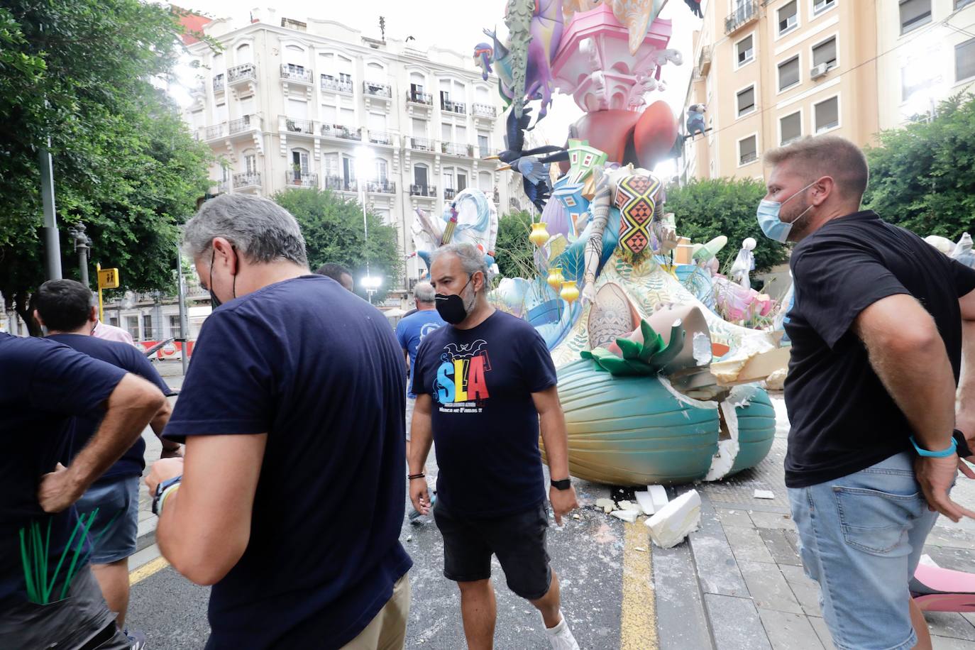 La tormenta que ha caído en Valencia ha derribado la cabeza de un ninot del cuerpo central de Sueca-Literato Azorínn y ha causado daños en varias piezas e la falla de Especial. 