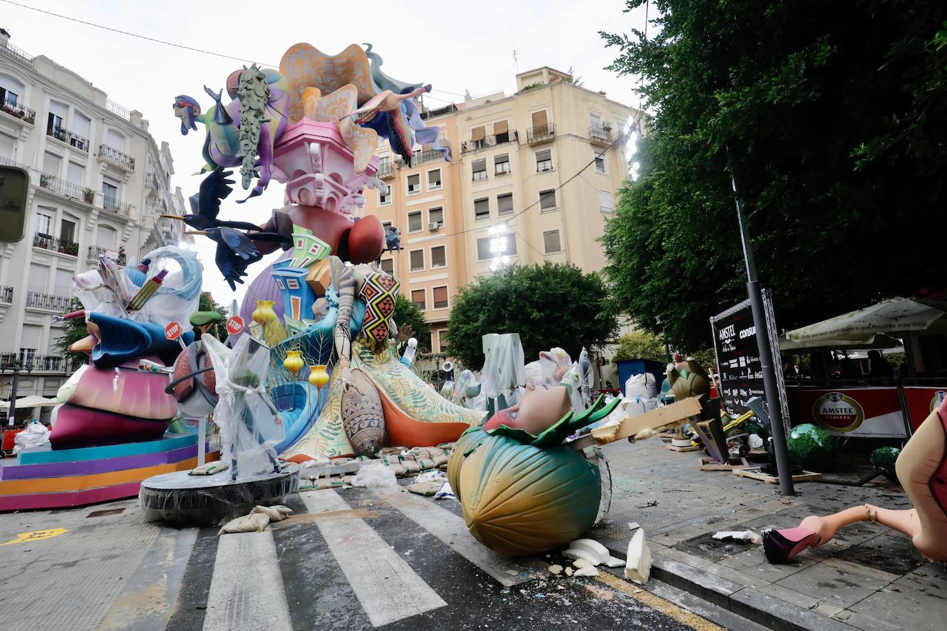 La tormenta que ha caído en Valencia ha derribado la cabeza de un ninot del cuerpo central de Sueca-Literato Azorínn y ha causado daños en varias piezas e la falla de Especial. 