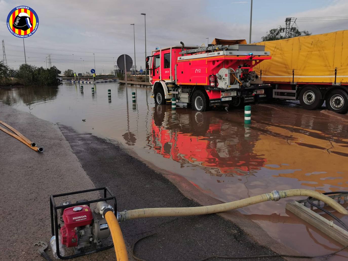 Los bomberos trabajan en la zona inundada en Sagunto.