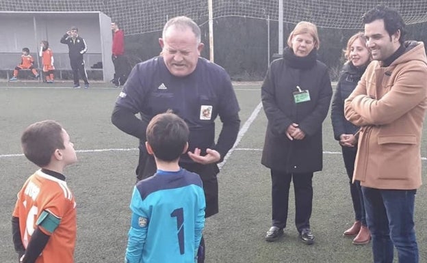 Imagen principal - Sagredo, siempre al lado del deporte, el campeón Levante UD FS, se entrena en la localidad, como el Valencia. 