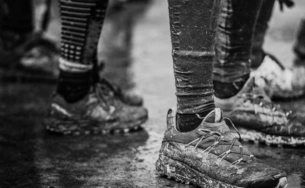 Participantes en un trail, con pantalón largo. 