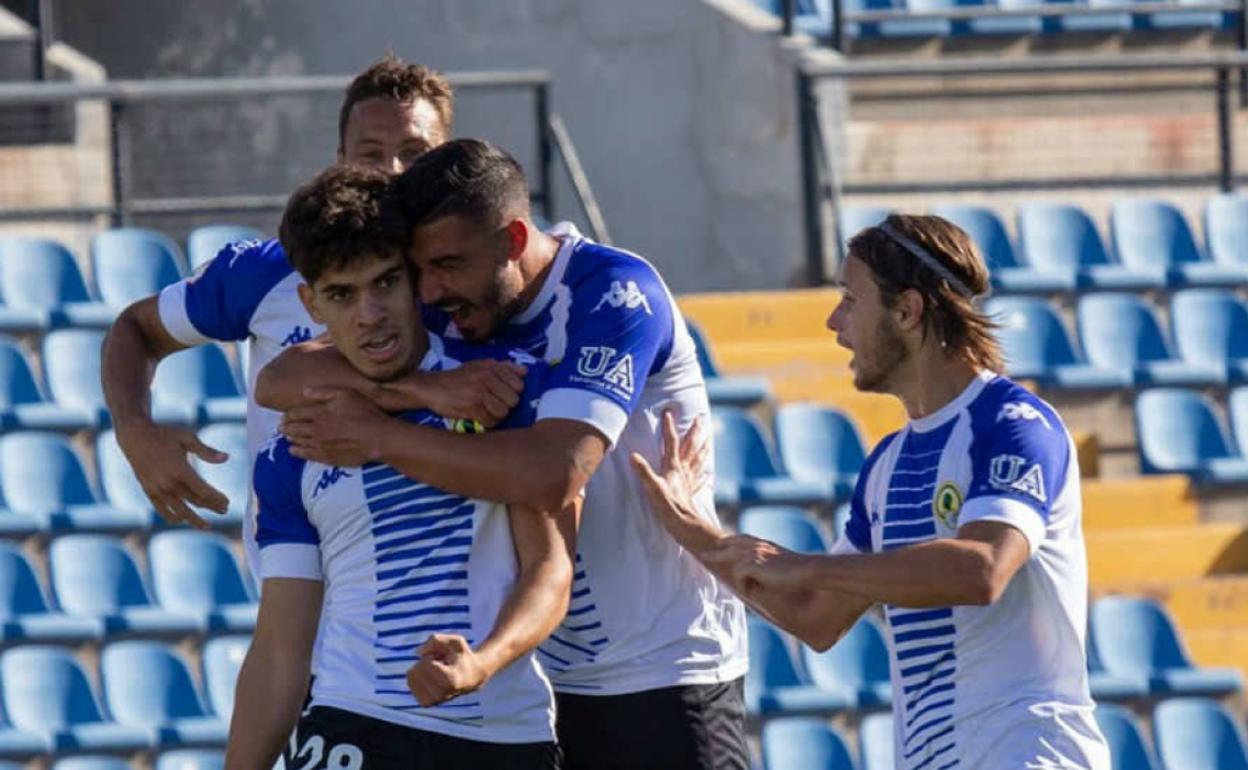 Abde y Nani celebran un gol junto a Moisés, la pasada temporada. 