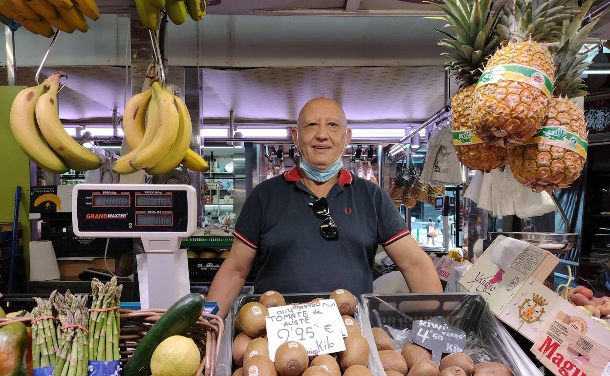 Juan Faus tras el mostrador de su frutería en el Mercado del Cabanyal. 