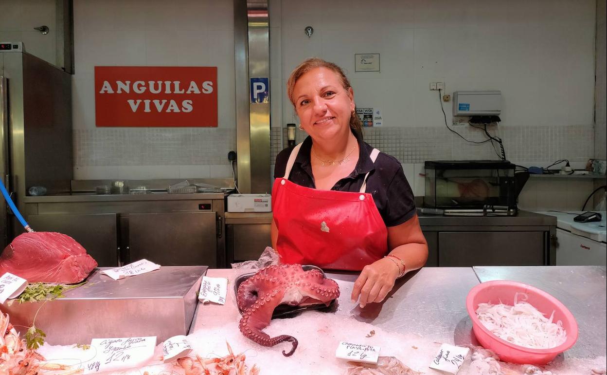 La pescadora Isabel Martínez tras el mostrador de su pescadería. 