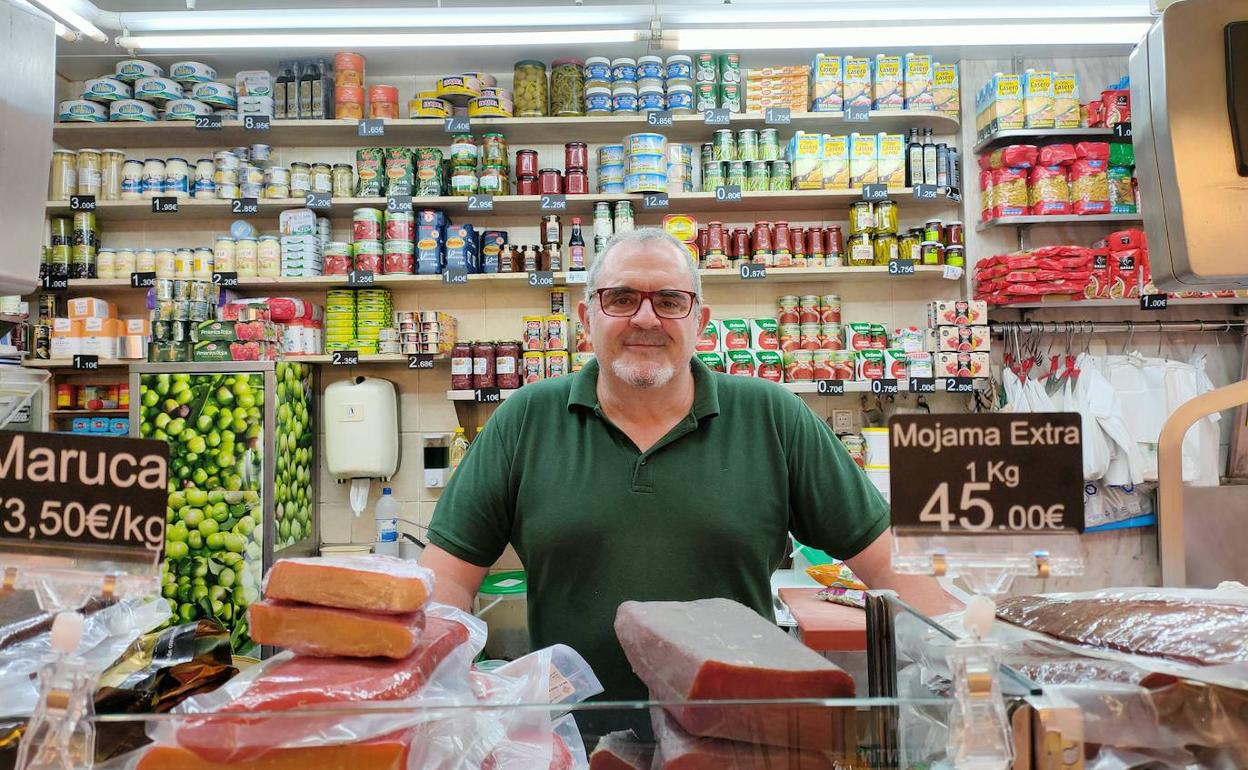 Ximo Gay tras el mostrador del negocio que lleva junto a su mujer, Ximo i Carmen Olives. 