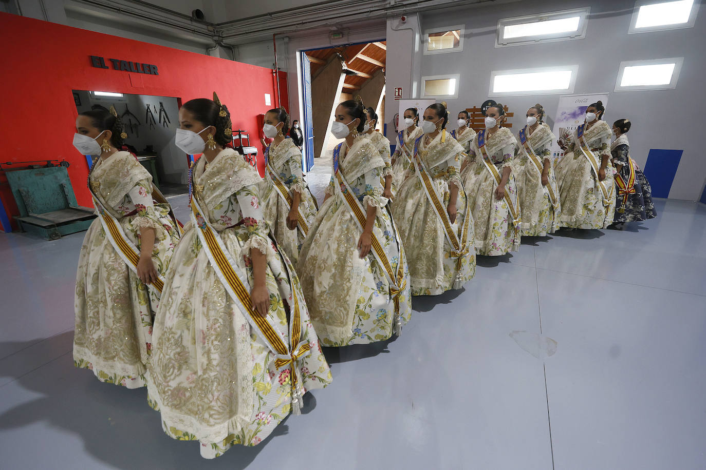 La corte mayor entra por parejas al acto de Las Provincias