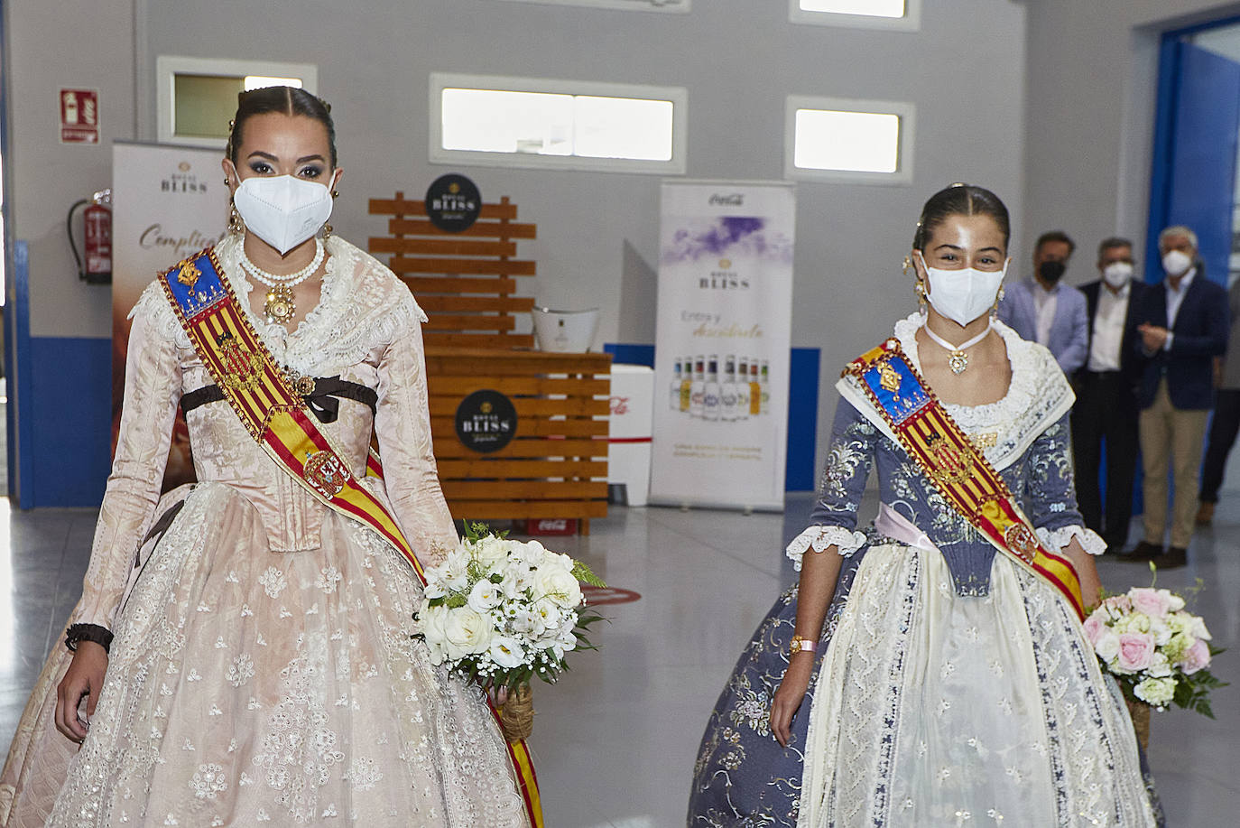 Consuelo Llobell y Carla García posan con un ramo de flores