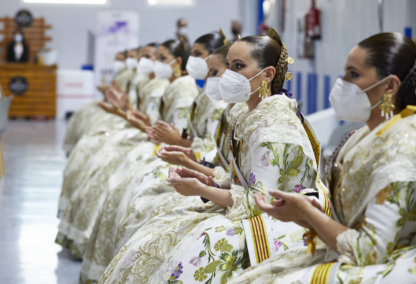 Corte de Consuelo Llobell, aplaudiendo a los galardonados