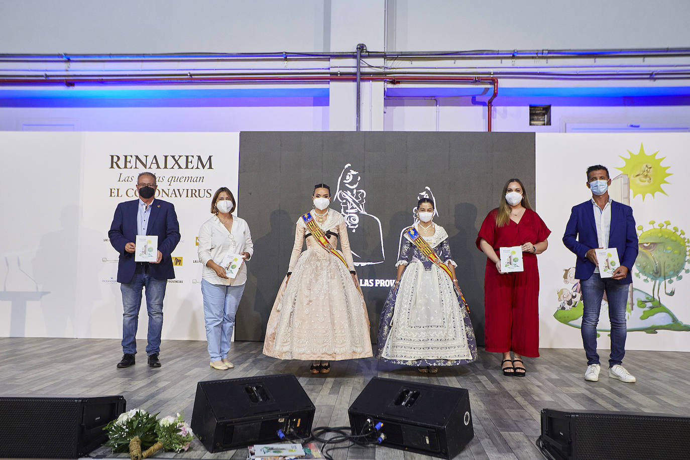 Consuelo Llobell y Carla García, junto a los galardonados