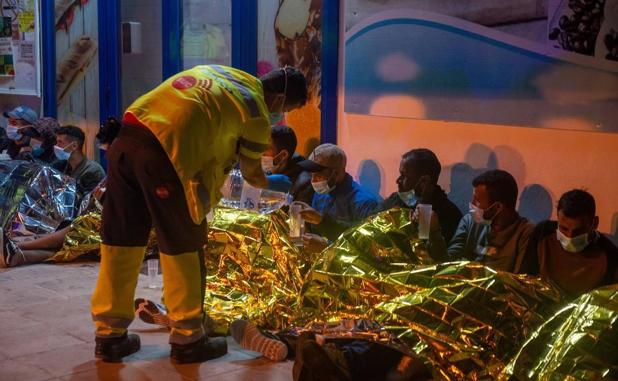 El personal sanitario ha atendido a los migrantes a su llegada a tierra. 