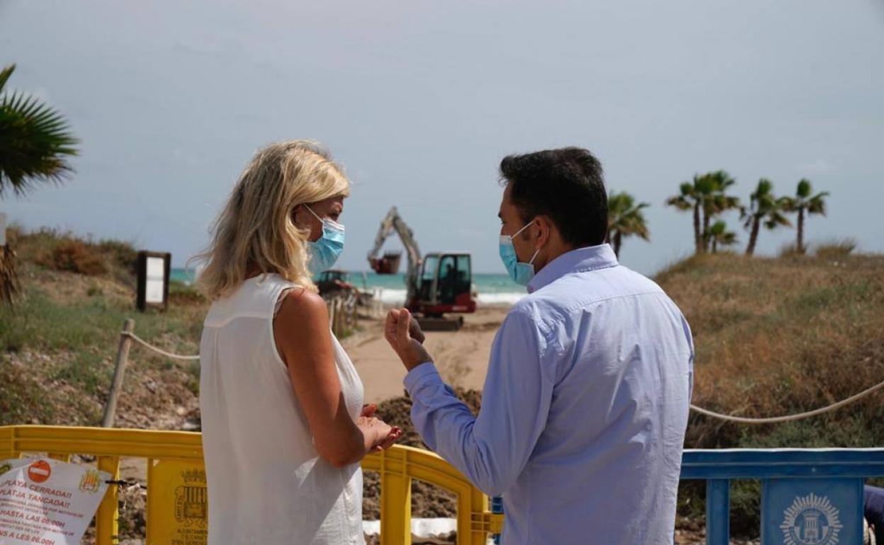 El alcalde de Canet d'en Berenguer y la consellera, junto a la playa. 