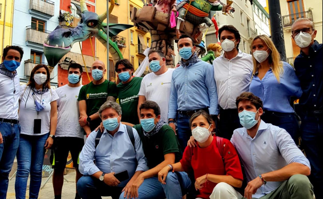 Diputados y cargos del PP, esta mañana en la Plaza del Pilar. 