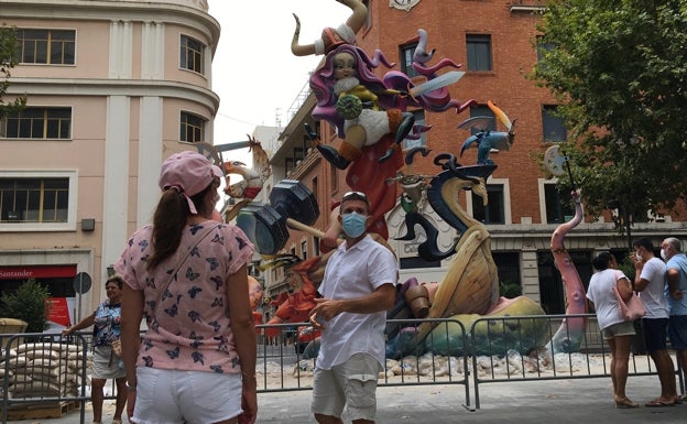 Imagen principal - Los ninots toman las calles de Gandia con el temor a la lluvia