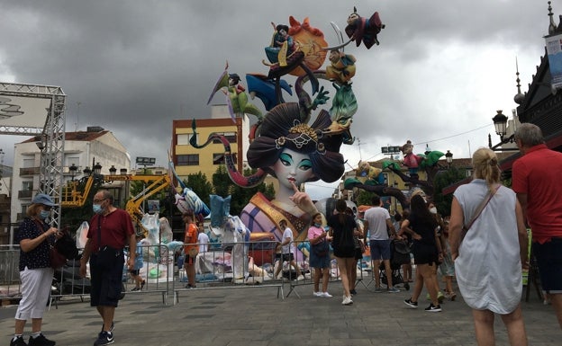 Imagen principal - Los ninots toman las calles de Gandia con el temor a la lluvia