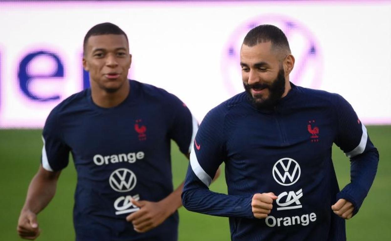 Kylian Mbappé (i) se ejercita junto a Karim Benzema en la selección francesa. 