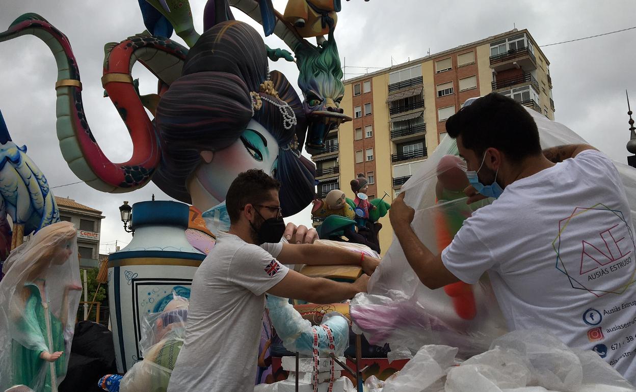 Dos artistas falleros durante los trabajos de la plantà de la falla Prado de Gandia. 