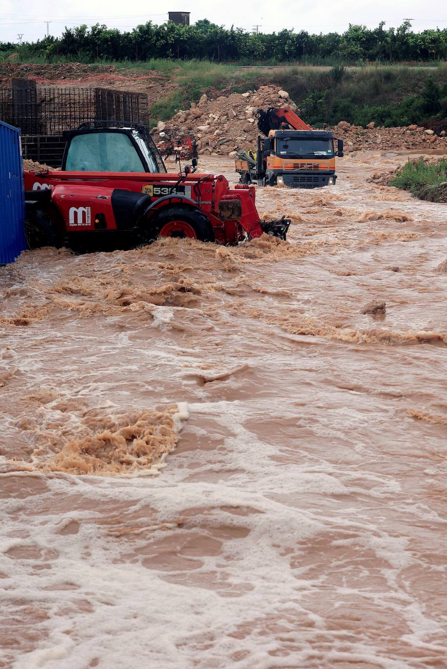 El temporal de fuertes precipitaciones en la Comunitat esta semana ha caído con fuerza en Castellón, donde se han producido importantes inundaciones en Vinaròs y Rosell. Cinco dotaciones del Consorcio de Bomberos de Castellón trabajan este miércoles en el rescate de varias personas atrapadas en ambos municipios, después de producirse sobre las 12 horas una tromba de agua provocada por las intensas lluvias. En imagen, los trabajos de rescate este miércoles.