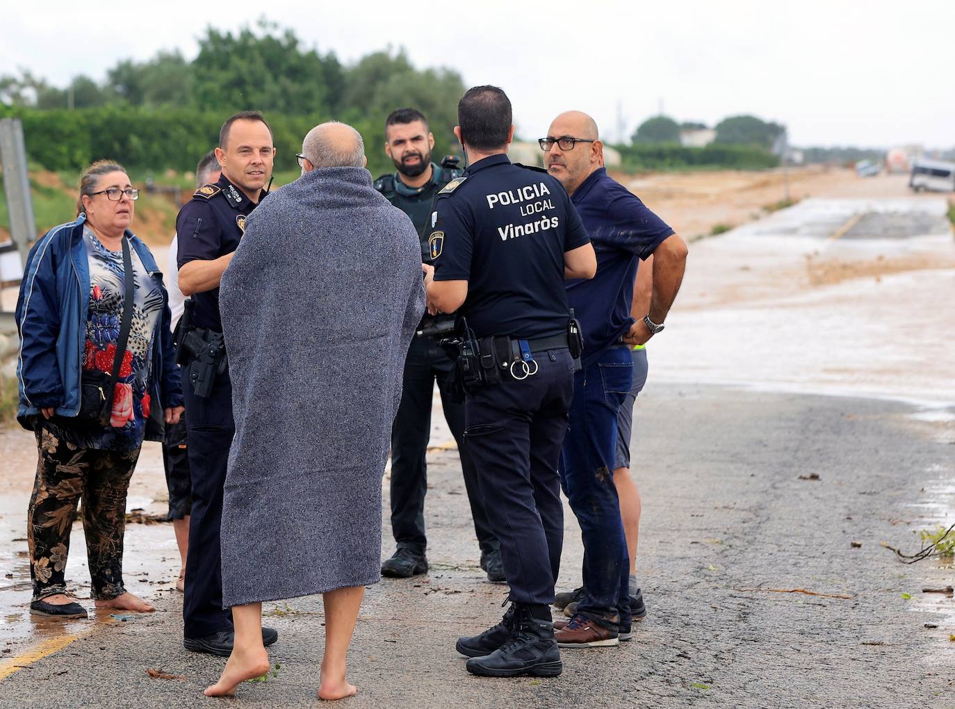 El temporal de fuertes precipitaciones en la Comunitat esta semana ha caído con fuerza en Castellón, donde se han producido importantes inundaciones en Vinaròs y Rosell. Cinco dotaciones del Consorcio de Bomberos de Castellón trabajan este miércoles en el rescate de varias personas atrapadas en ambos municipios, después de producirse sobre las 12 horas una tromba de agua provocada por las intensas lluvias. En imagen, los trabajos de rescate este miércoles.