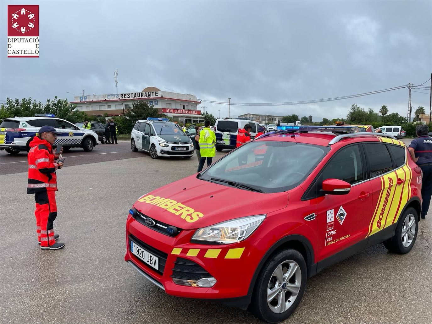 El temporal de fuertes precipitaciones en la Comunitat esta semana ha caído con fuerza en Castellón, donde se han producido importantes inundaciones en Vinaròs y Rosell. Cinco dotaciones del Consorcio de Bomberos de Castellón trabajan este miércoles en el rescate de varias personas atrapadas en ambos municipios, después de producirse sobre las 12 horas una tromba de agua provocada por las intensas lluvias.