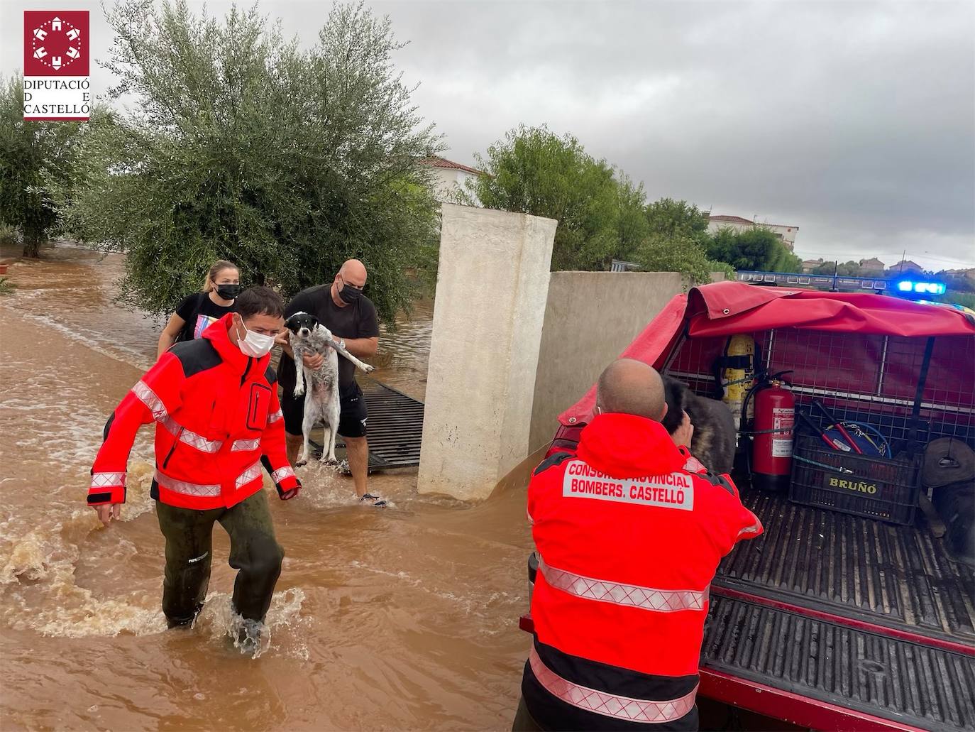 El temporal de fuertes precipitaciones en la Comunitat esta semana ha caído con fuerza en Castellón, donde se han producido importantes inundaciones en Vinaròs y Rosell. Cinco dotaciones del Consorcio de Bomberos de Castellón trabajan este miércoles en el rescate de varias personas atrapadas en ambos municipios, después de producirse sobre las 12 horas una tromba de agua provocada por las intensas lluvias.