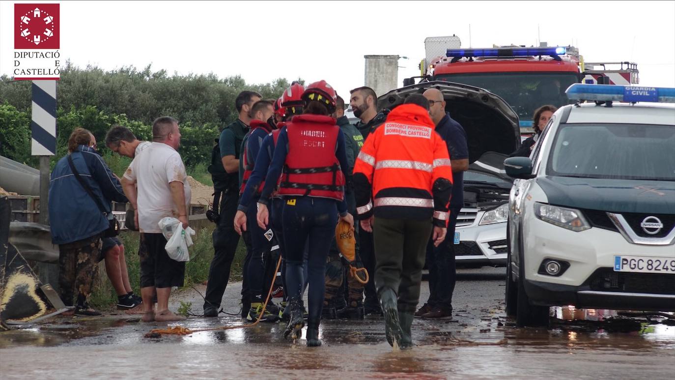 El temporal de fuertes precipitaciones en la Comunitat esta semana ha caído con fuerza en Castellón, donde se han producido importantes inundaciones en Vinaròs y Rosell. Cinco dotaciones del Consorcio de Bomberos de Castellón trabajan este miércoles en el rescate de varias personas atrapadas en ambos municipios, después de producirse sobre las 12 horas una tromba de agua provocada por las intensas lluvias.