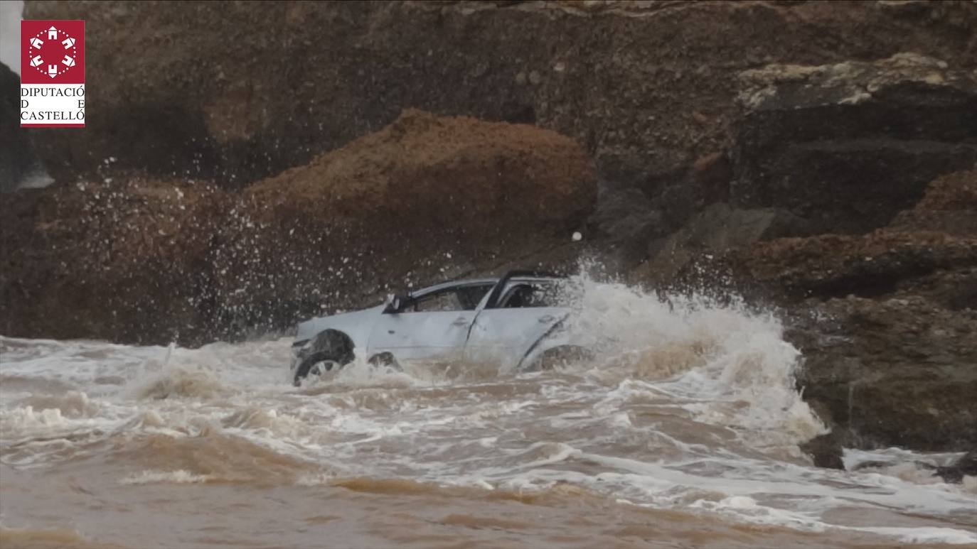 El temporal de fuertes precipitaciones en la Comunitat esta semana ha caído con fuerza en Castellón, donde se han producido importantes inundaciones en Vinaròs y Rosell. Cinco dotaciones del Consorcio de Bomberos de Castellón trabajan este miércoles en el rescate de varias personas atrapadas en ambos municipios, después de producirse sobre las 12 horas una tromba de agua provocada por las intensas lluvias.