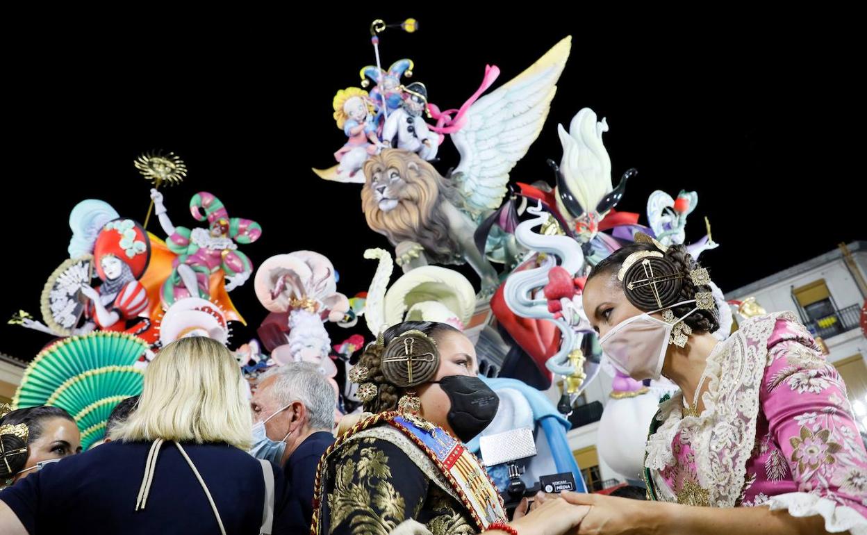 Falleras de la comisión Convento Jerusalén-Matemático Marzal durante la celebración, este jueves.