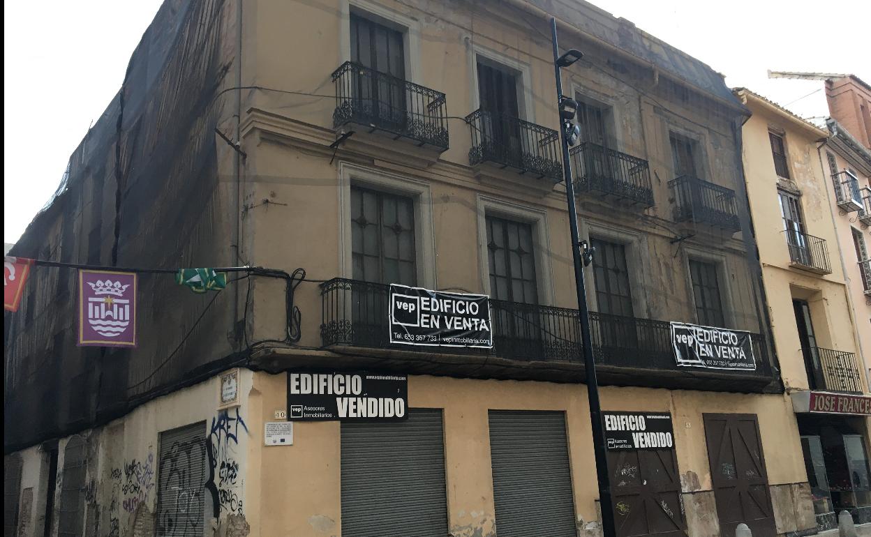 Casa señorial del siglo XVIII, ubicada frente al Palau dels Borja de Gandia. 