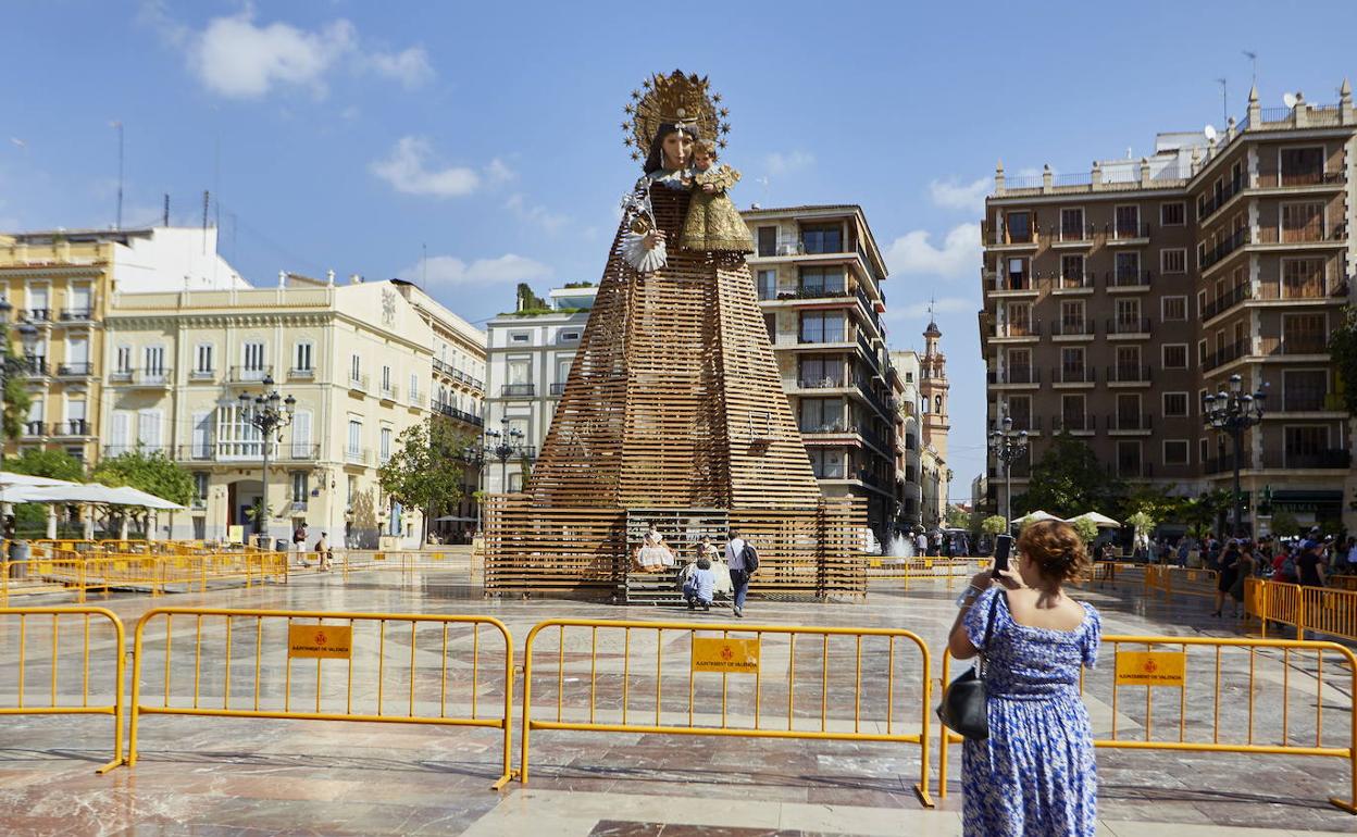 Catafalco de la Mare de Déu en la plaza de la Virgen. 