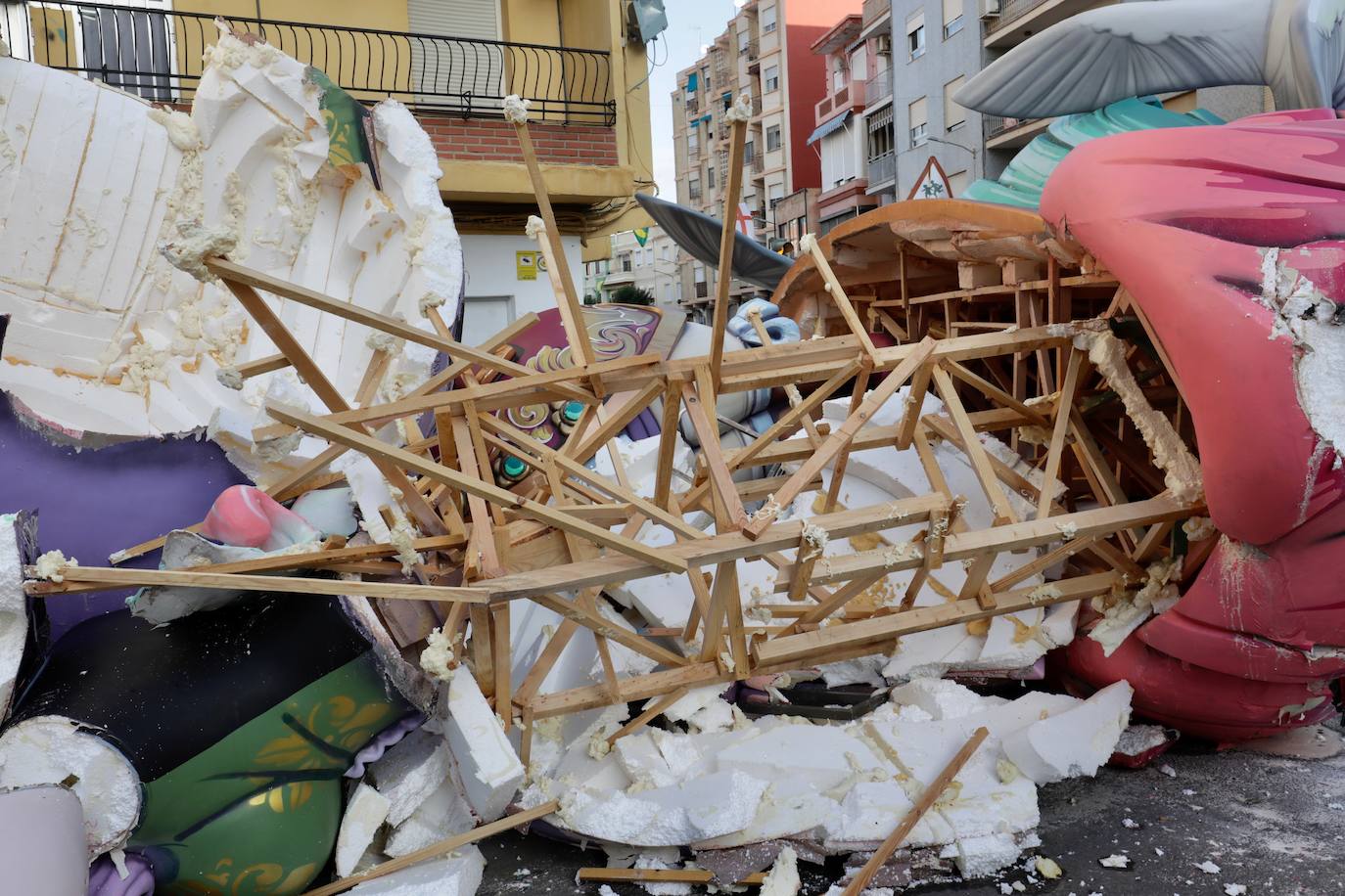 La falla El Charco de Catarroja, destrozada por la lluvia y los propios falleros. 