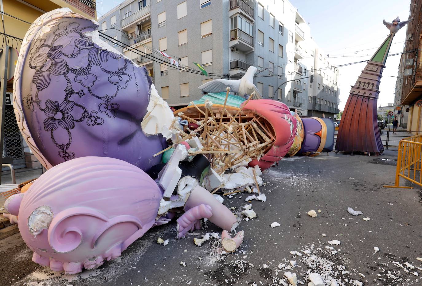 La falla El Charco de Catarroja, destrozada por la lluvia y los propios falleros. 