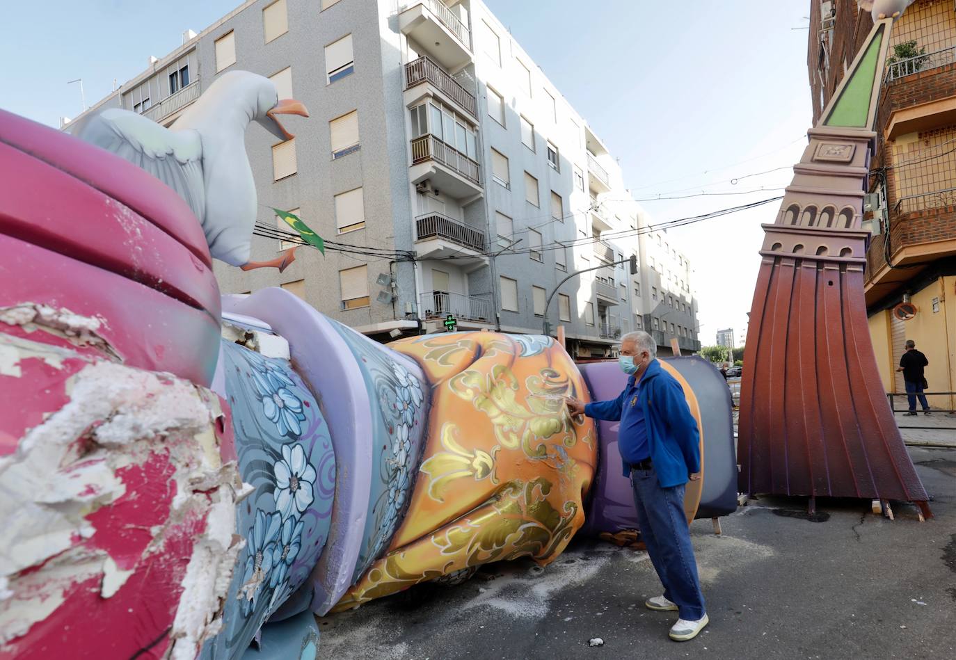 La falla El Charco de Catarroja, destrozada por la lluvia y los propios falleros. 