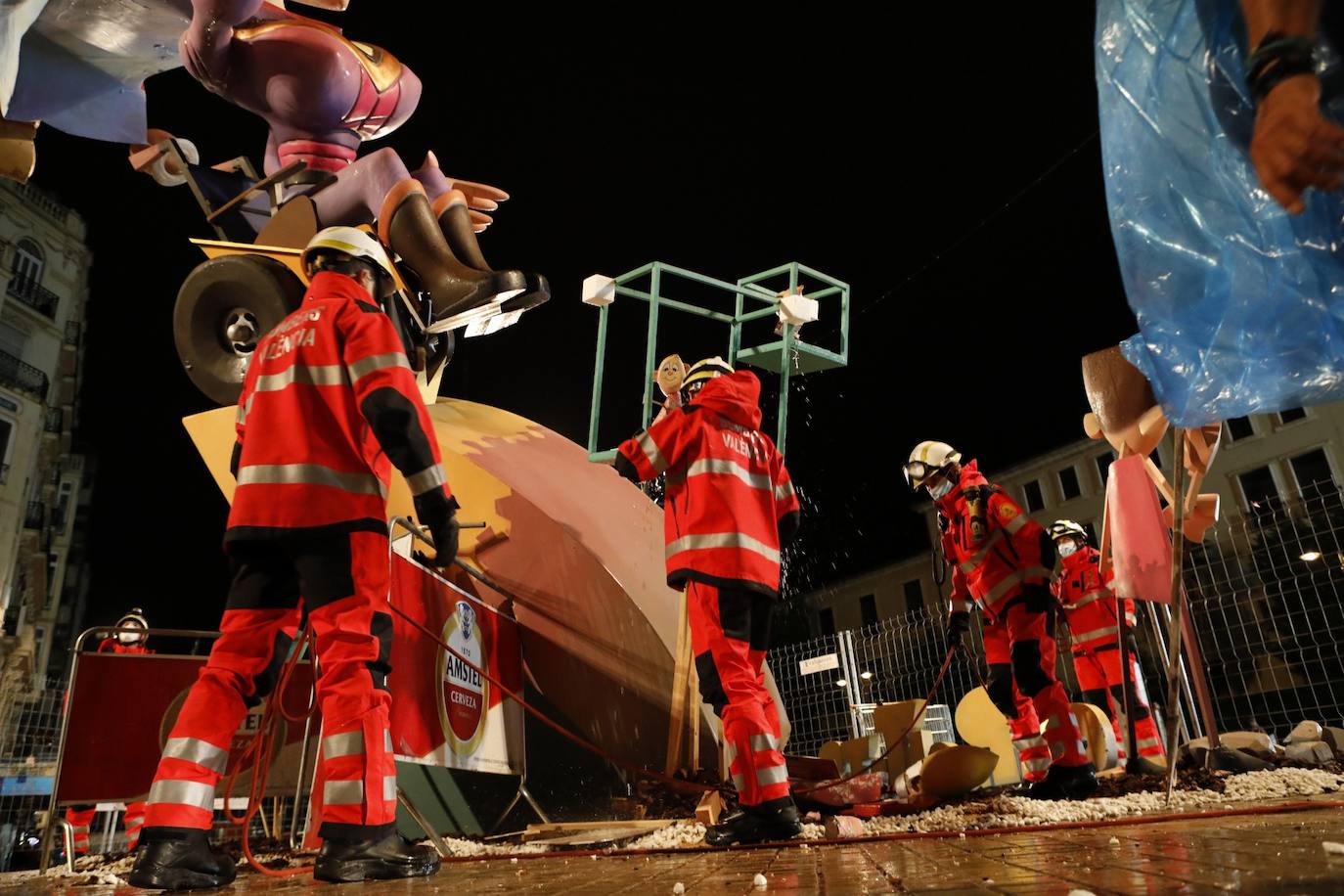 Bomberos trabajan en los destrozos de la falla Ferroviaria