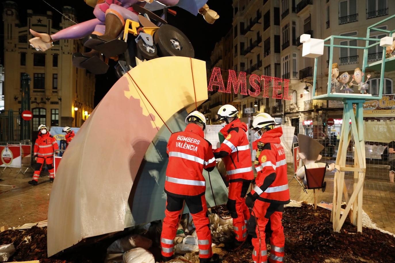 Bomberos trabajan en los destrozos de la falla Ferroviaria