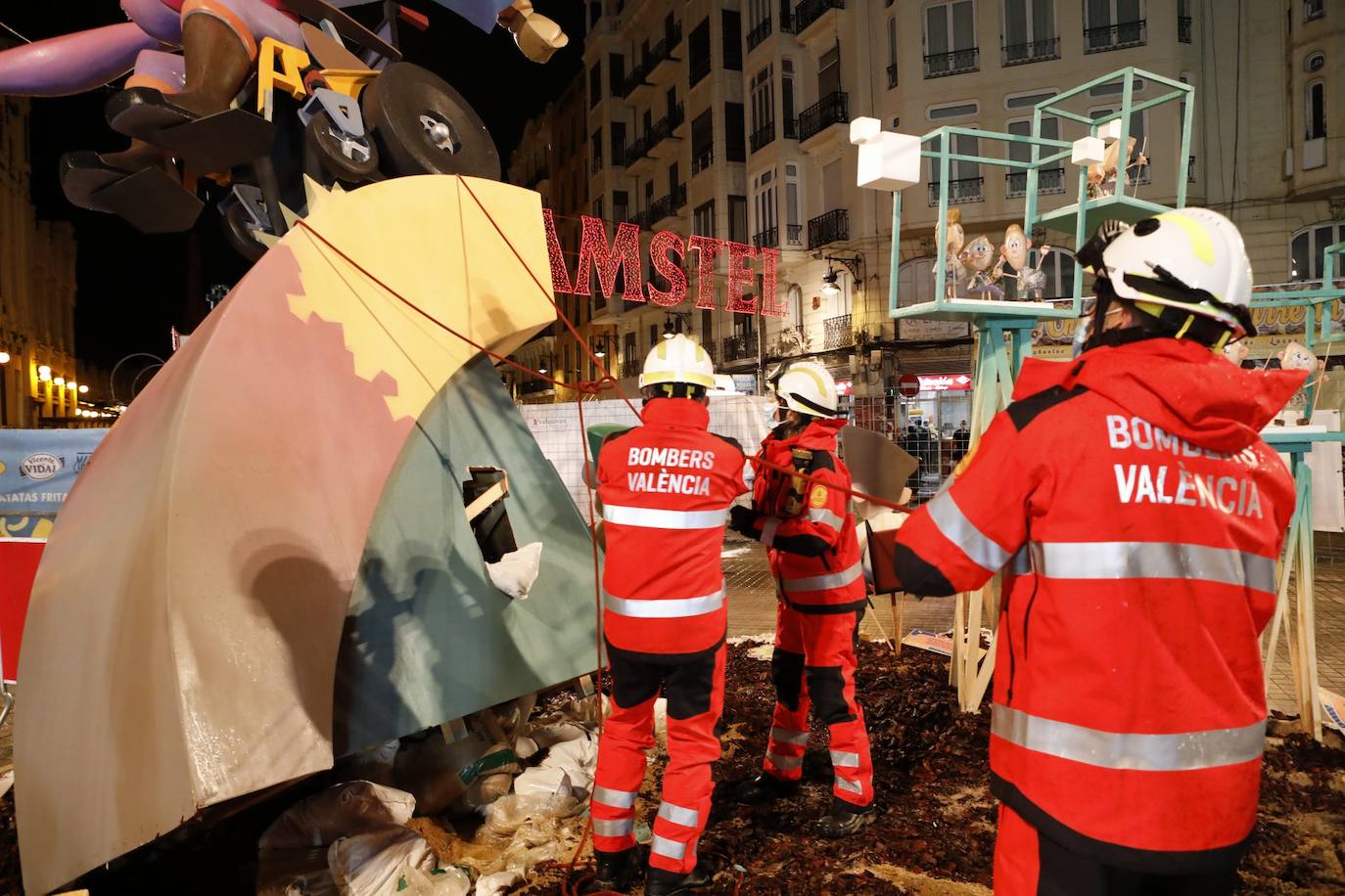 Bomberos trabajan en los destrozos de la falla Ferroviaria