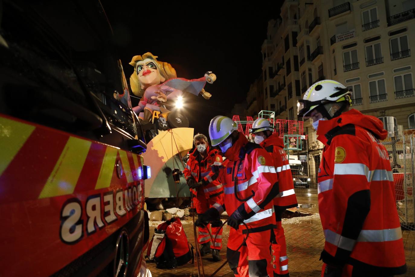 Bomberos trabajan en los destrozos de la falla Ferroviaria