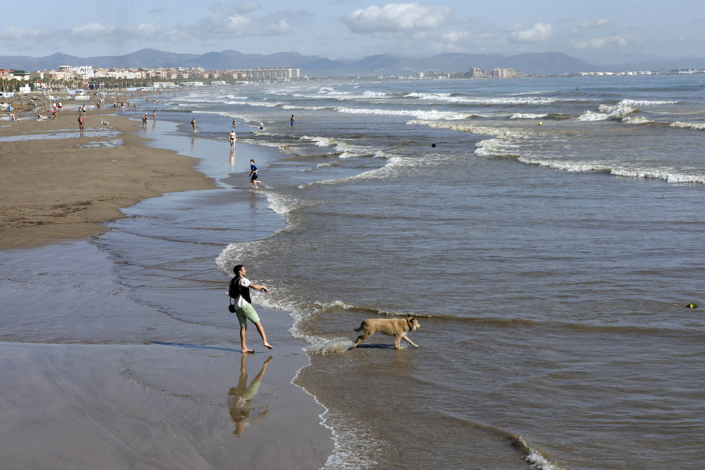 Imagen de la playa de Valencia tras la tormenta provocada por la DANA el 1 de septiembre.