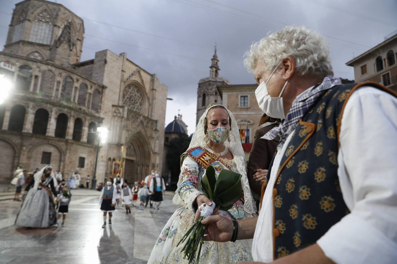 Los falleros se reencuentran con la Virgen este viernes 3 de septiembre, en las que pasarán a la historia como las Fallas más atípicas por las restricciones de la pandemia. Las comisiones vuelven a recorrer las calles de Valencia tras la cancelación de las fiestas el pasado 2020.