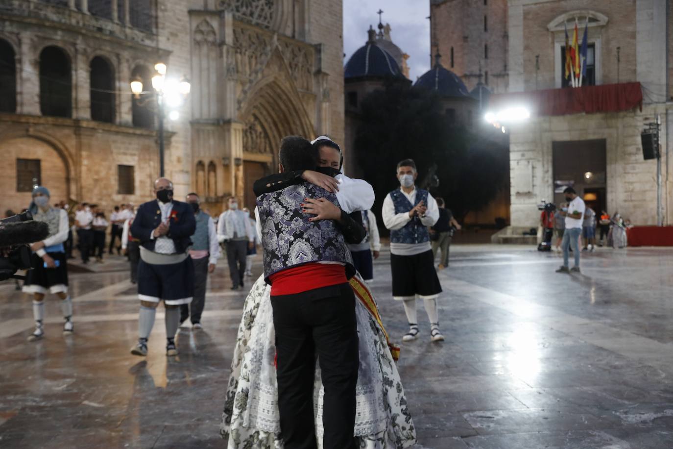 Los falleros se reencuentran con la Virgen este viernes 3 de septiembre, en las que pasarán a la historia como las Fallas más atípicas por las restricciones de la pandemia. Las comisiones vuelven a recorrer las calles de Valencia tras la cancelación de las fiestas el pasado 2020.