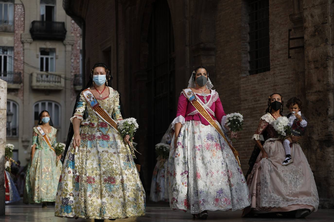 Los falleros se reencuentran con la Virgen este viernes 3 de septiembre, en las que pasarán a la historia como las Fallas más atípicas por las restricciones de la pandemia. Las comisiones vuelven a recorrer las calles de Valencia tras la cancelación de las fiestas el pasado 2020.