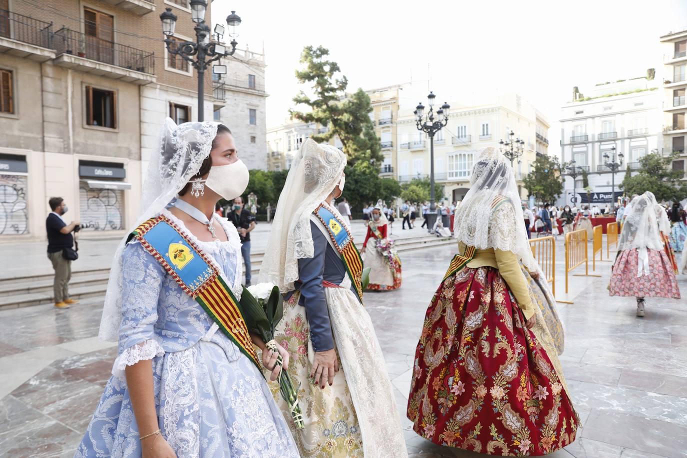 Los falleros se reencuentran con la Virgen este viernes 3 de septiembre, en las que pasarán a la historia como las Fallas más atípicas por las restricciones de la pandemia. Las comisiones vuelven a recorrer las calles de Valencia tras la cancelación de las fiestas el pasado 2020.