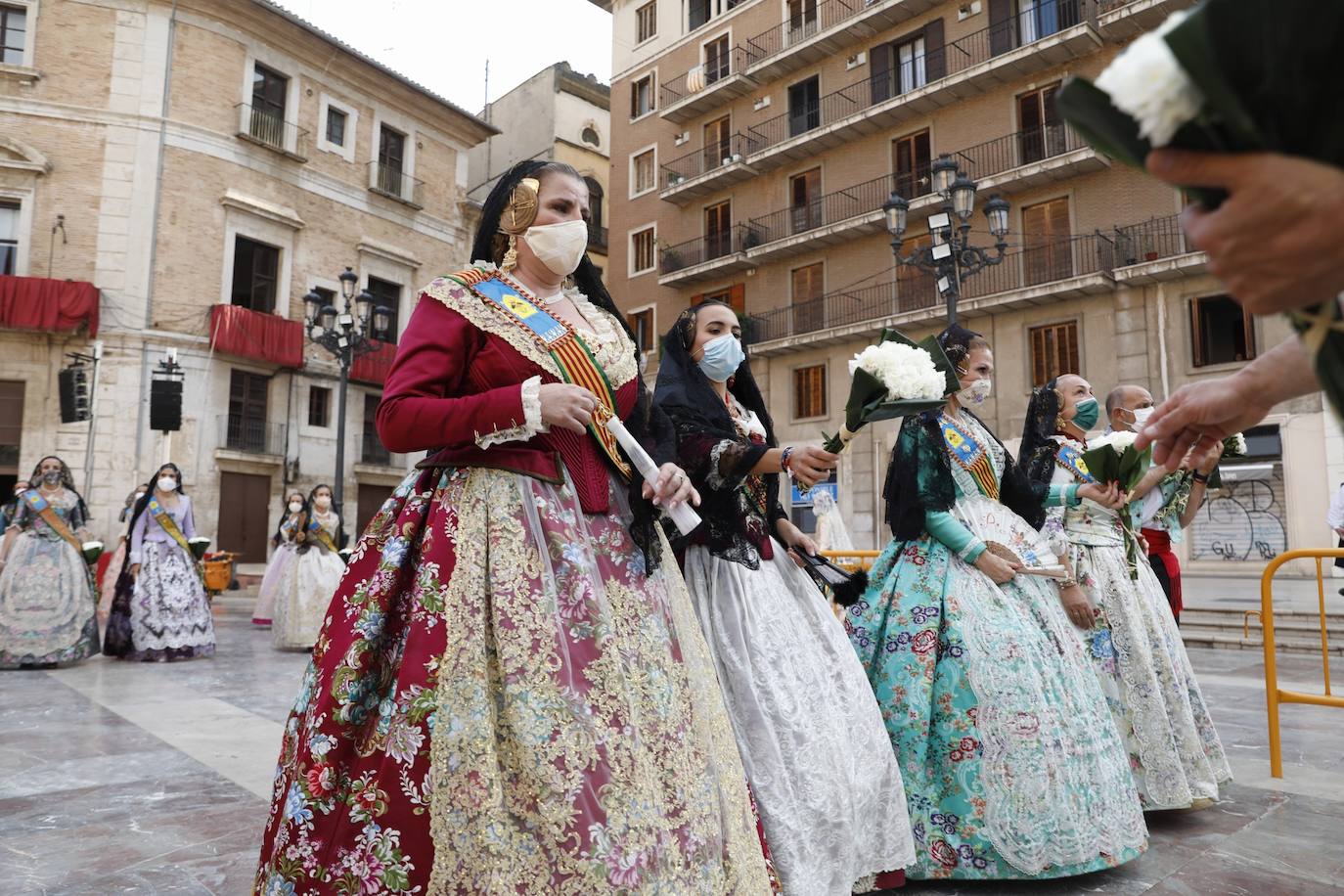 Los falleros se reencuentran con la Virgen este viernes 3 de septiembre, en las que pasarán a la historia como las Fallas más atípicas por las restricciones de la pandemia. Las comisiones vuelven a recorrer las calles de Valencia tras la cancelación de las fiestas el pasado 2020.