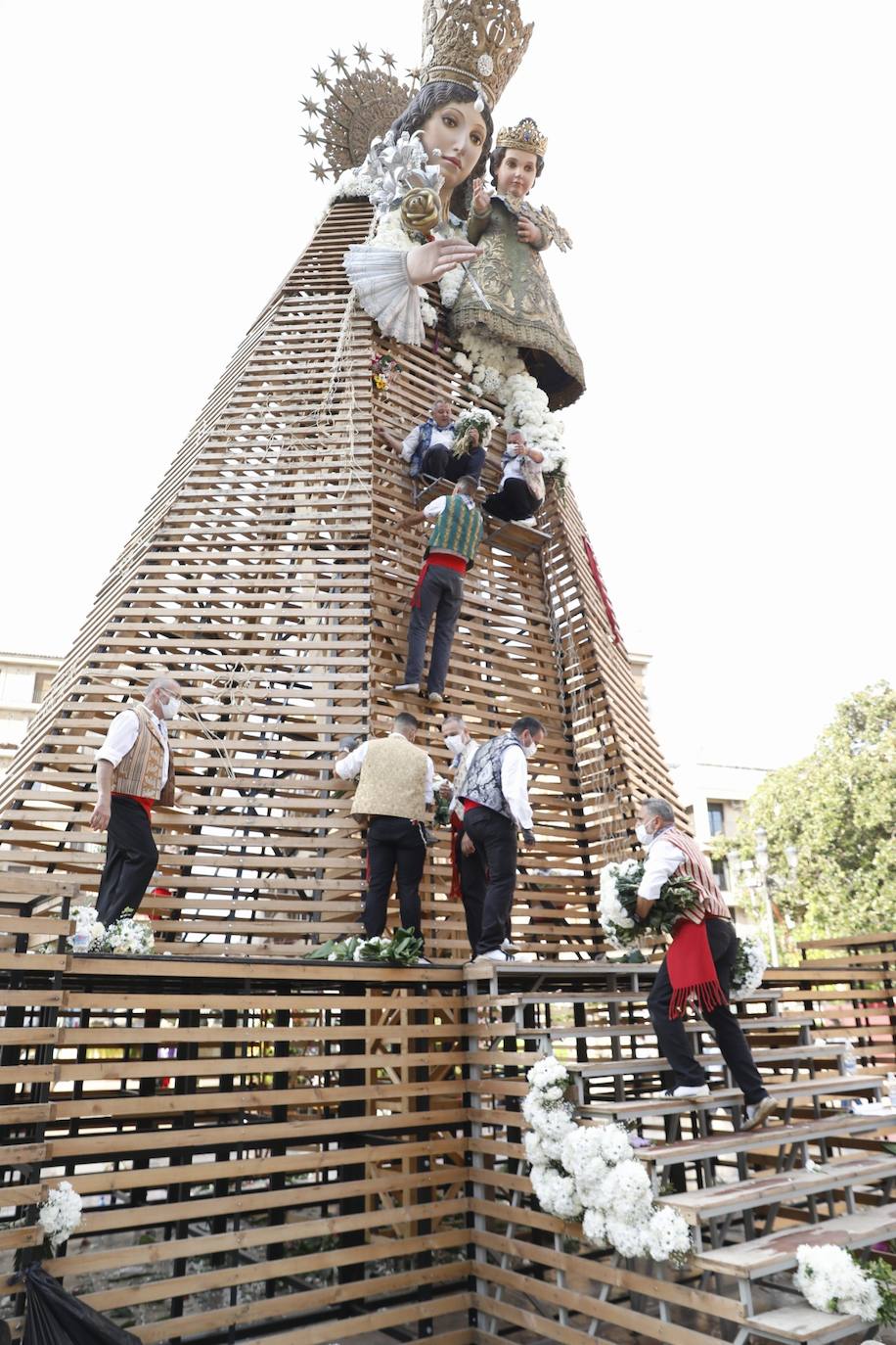 Los falleros se reencuentran con la Virgen este viernes 3 de septiembre, en las que pasarán a la historia como las Fallas más atípicas por las restricciones de la pandemia. Las comisiones vuelven a recorrer las calles de Valencia tras la cancelación de las fiestas el pasado 2020.