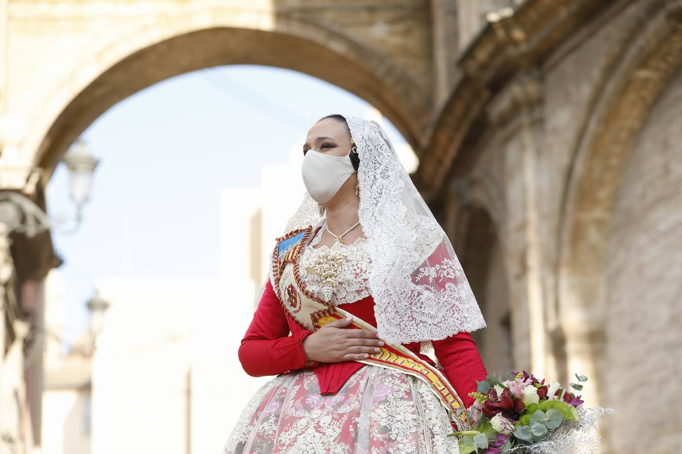 Los falleros se reencuentran con la Virgen este viernes 3 de septiembre, en las que pasarán a la historia como las Fallas más atípicas por las restricciones de la pandemia. Las comisiones vuelven a recorrer las calles de Valencia tras la cancelación de las fiestas el pasado 2020.