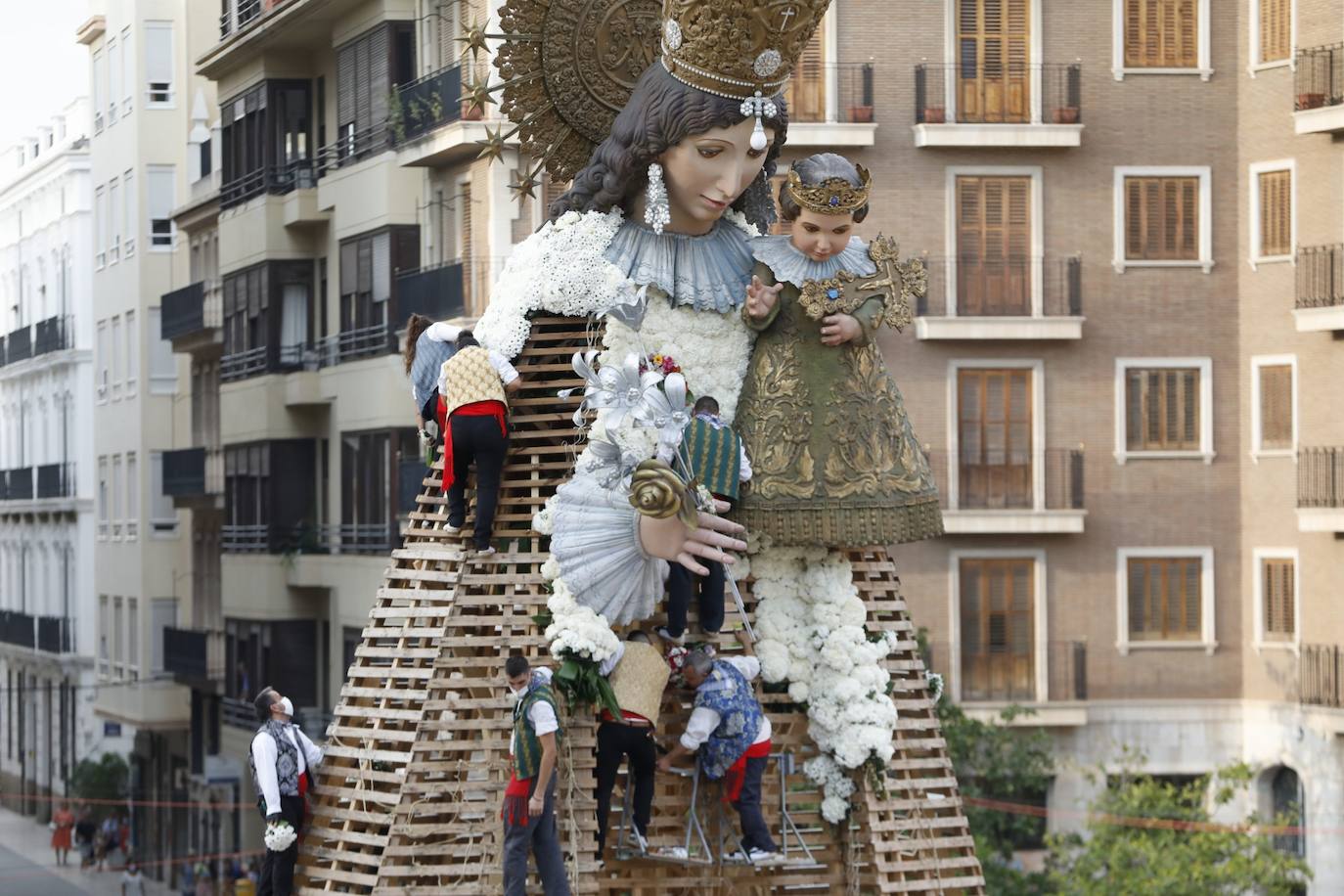 Los falleros se reencuentran con la Virgen este viernes 3 de septiembre, en las que pasarán a la historia como las Fallas más atípicas por las restricciones de la pandemia. Las comisiones vuelven a recorrer las calles de Valencia tras la cancelación de las fiestas el pasado 2020.