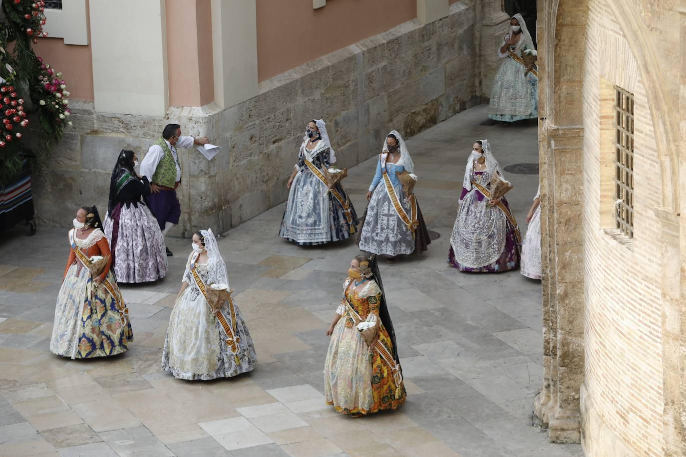 Los falleros se reencuentran con la Virgen este viernes 3 de septiembre, en las que pasarán a la historia como las Fallas más atípicas por las restricciones de la pandemia. Las comisiones vuelven a recorrer las calles de Valencia tras la cancelación de las fiestas el pasado 2020.