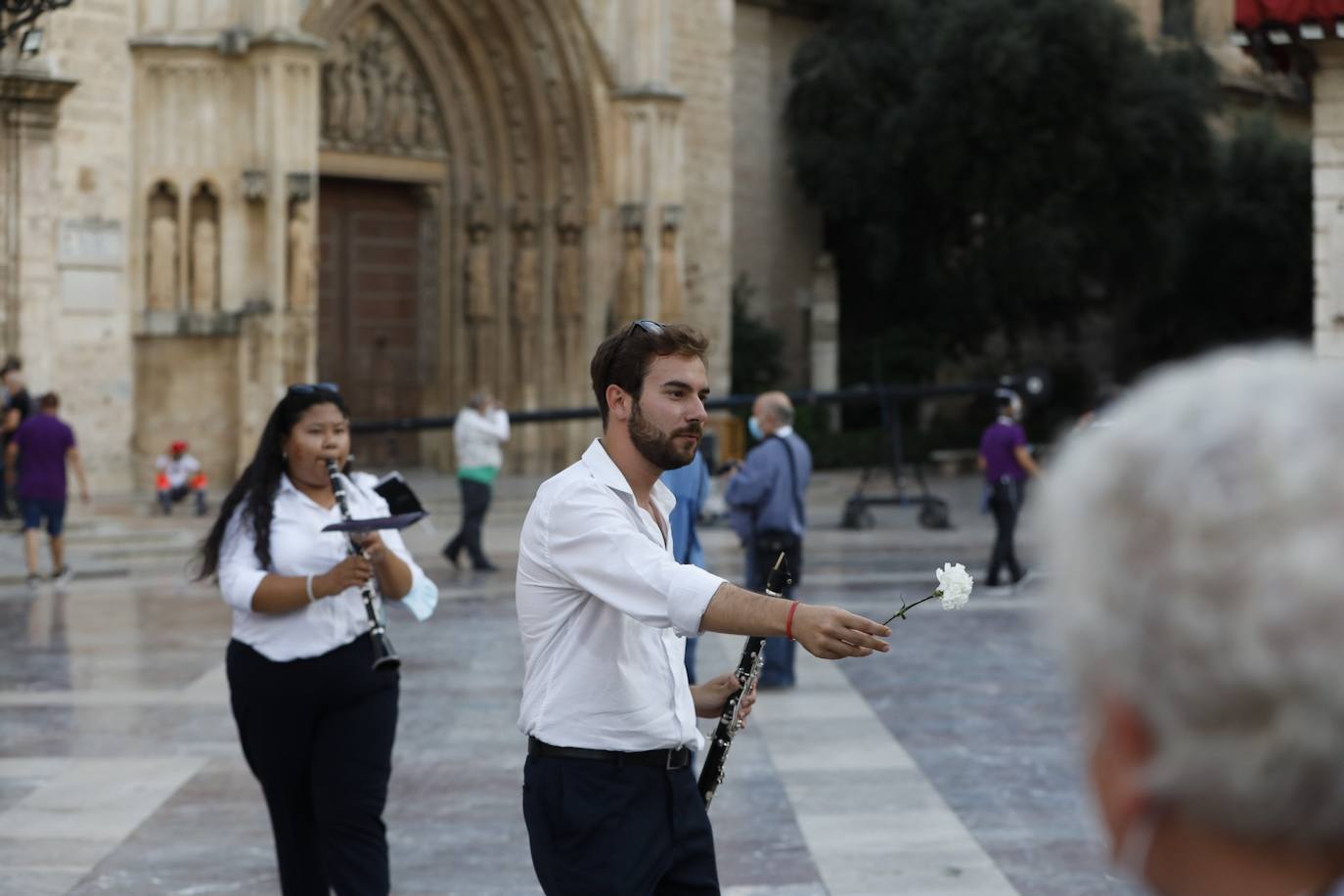 Los falleros se reencuentran con la Virgen este viernes 3 de septiembre, en las que pasarán a la historia como las Fallas más atípicas por las restricciones de la pandemia. Las comisiones vuelven a recorrer las calles de Valencia tras la cancelación de las fiestas el pasado 2020.